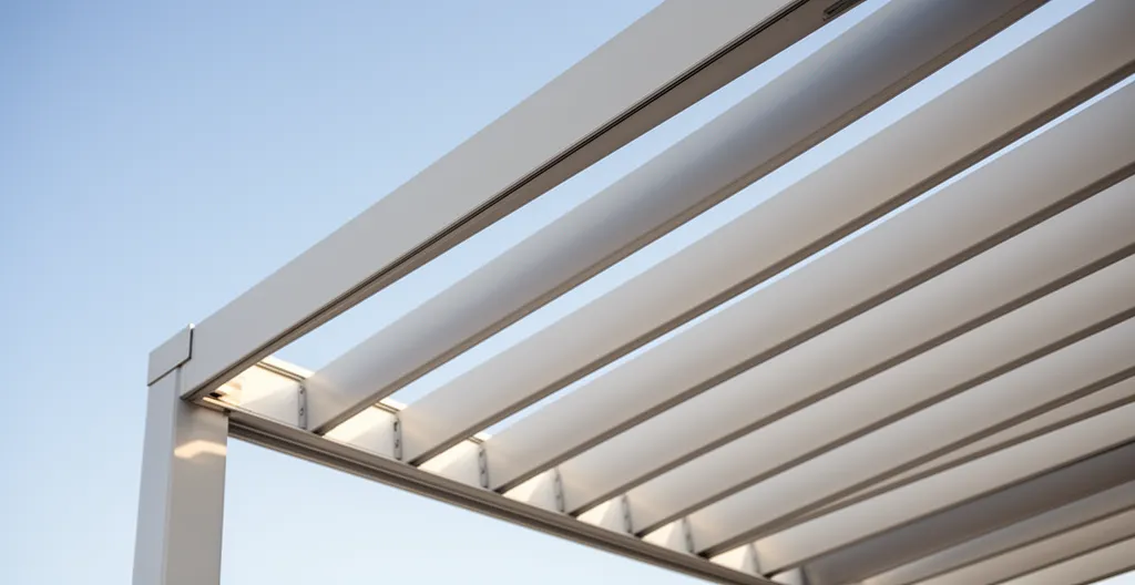 Detalle de lamas orientables de una pérgola bioclimática en una terraza moderna