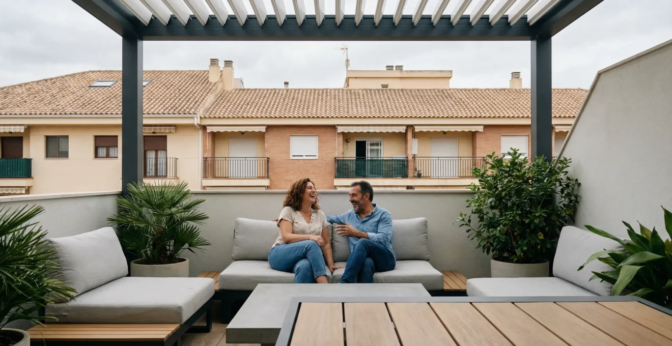 Terraza moderna con pérgola bioclimática y pareja disfrutando de la sombra