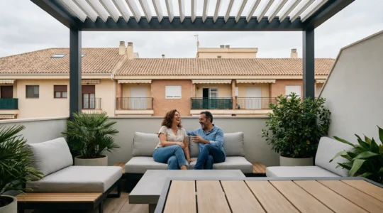 Terraza moderna con pérgola bioclimática y pareja disfrutando de la sombra